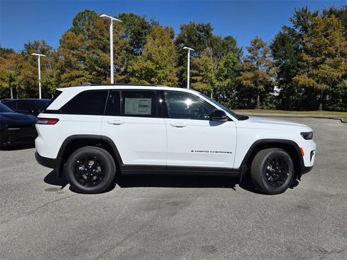 New 2025 Jeep Grand Cherokee Altitude image 35