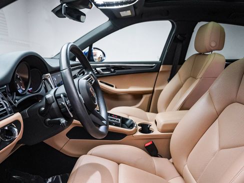 Certified 2025 Porsche Macan AWD/4WD image 22