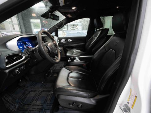 Used 2022 Chrysler Pacifica Touring-L w/ Uconnect Theater Family Group image 9