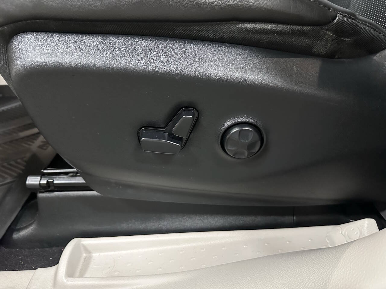 Used 2018 Chrysler Pacifica Limited w/ Tire & Wheel Group FWD image 18