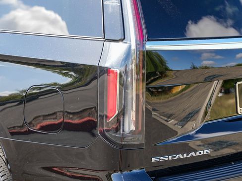 Used 2023 Cadillac Escalade Premium Luxury AWD/4WD image 11
