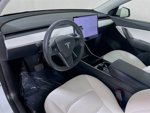 Used 2021 Tesla Model Y Long Range image 10