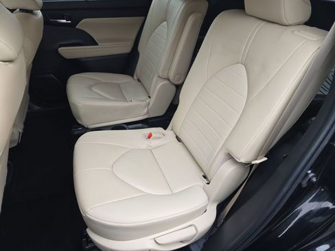 Used 2023 Toyota Highlander XLE image 22