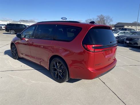 Used 2025 Chrysler Pacifica Limited image 15