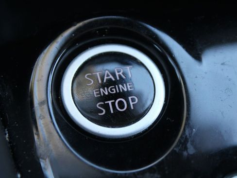 Used 2020 Nissan Versa SV image 30