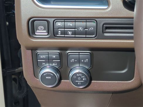 Used 2022 GMC Yukon XL SLT w/ SLT Premium Package image 18