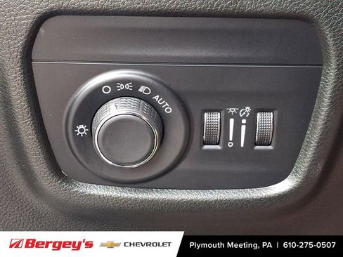 Used 2023 Jeep Grand Cherokee Laredo AWD/4WD image 28