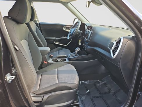 Used 2025 Kia Soul LX FWD image 11