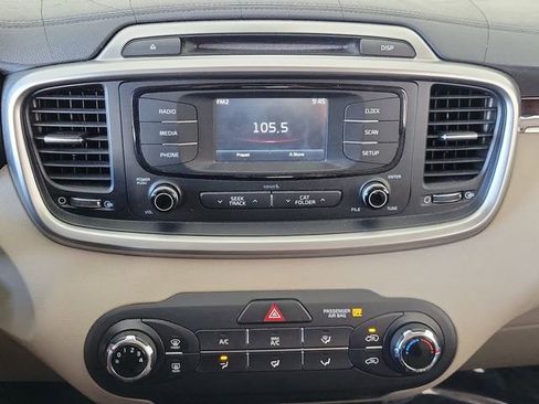 Used 2017 Kia Sorento LX image 7
