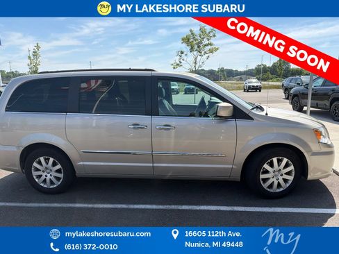 Used 2015 Chrysler Town & Country Touring w/ Driver Convenience Group FWD image 9