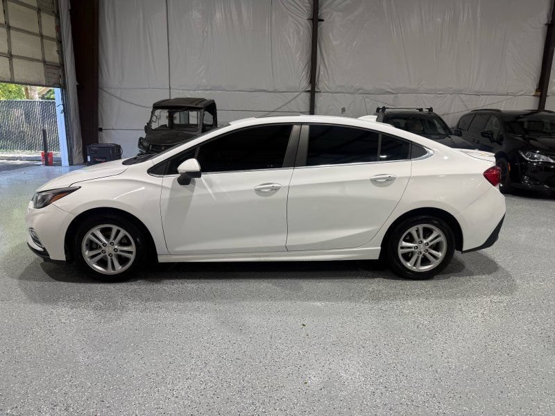 Used 2018 Chevrolet Cruze LT w/ Sun And Sound Package FWD image 3