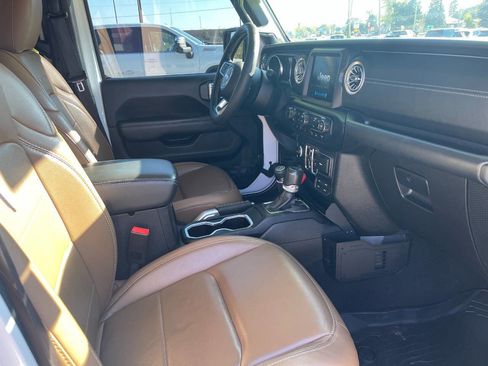 Used 2020 Jeep Gladiator Overland image 14
