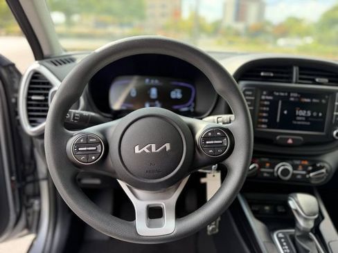 Used 2025 Kia Soul LX w/ LX Technology Package FWD image 13