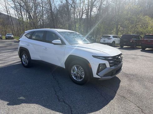 Used 2025 Hyundai Tucson SE image 2