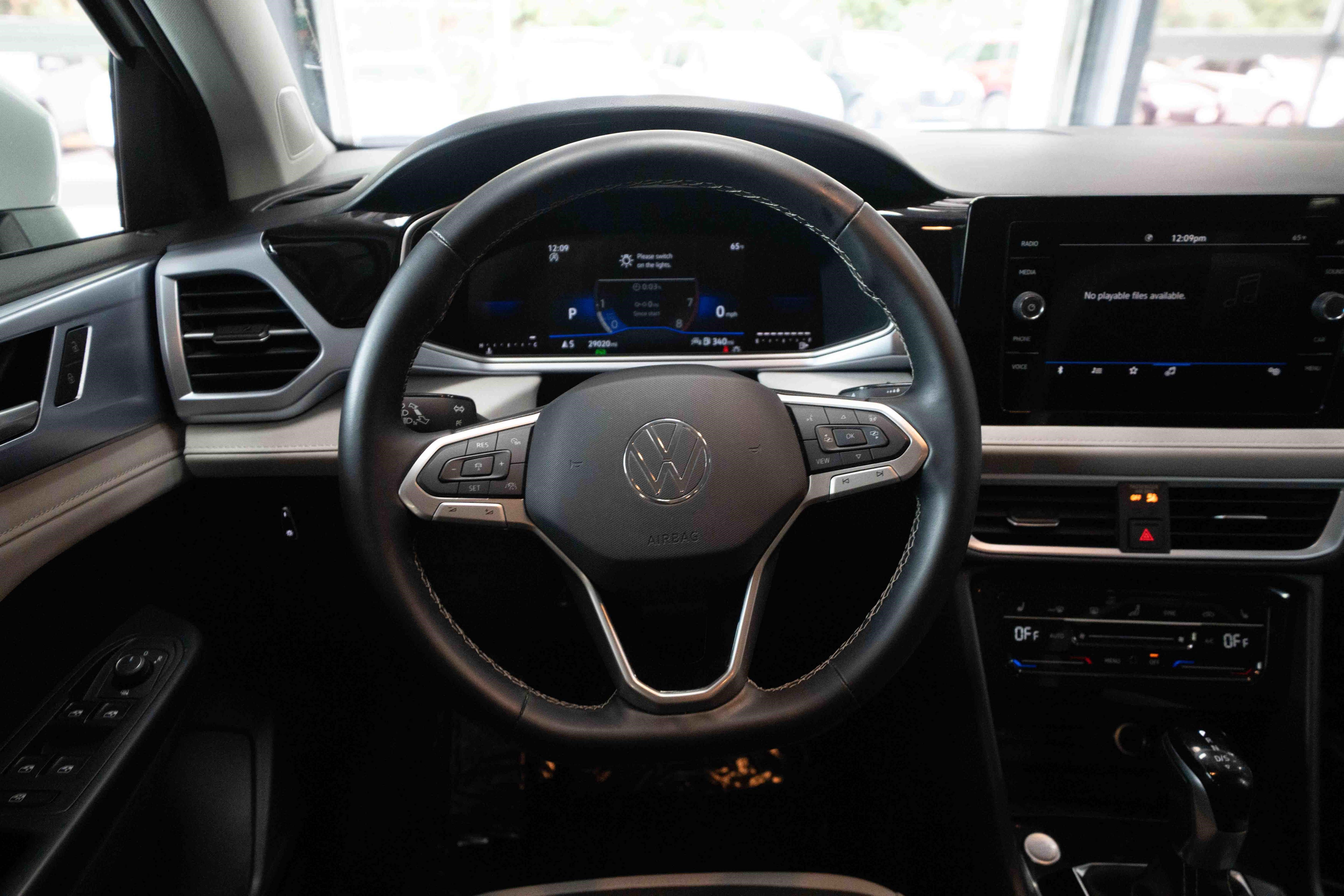 Used 2025 Volkswagen Taos SE FWD image 21