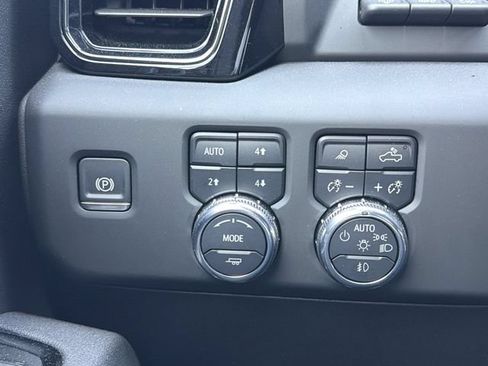 Used 2025 GMC Sierra 2500 AT4 w/ AT4 Premium Plus Package AWD/4WD image 16