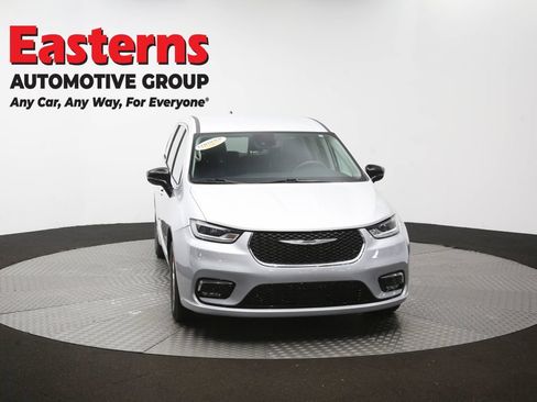 Used 2024 Chrysler Pacifica Touring-L FWD image 52
