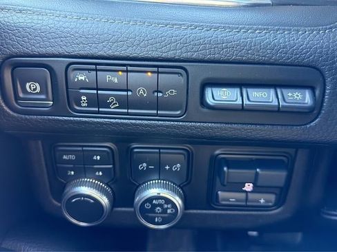 Used 2021 GMC Yukon XL Denali w/ Denali Premium Package AWD/4WD image 38