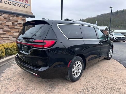 Used 2024 Chrysler Pacifica Touring-L FWD image 5