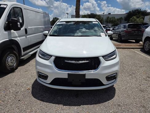 Certified 2023 Chrysler Pacifica Touring-L FWD image 2