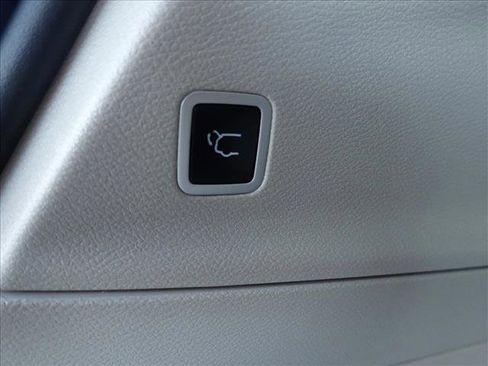 Used 2023 Chrysler Pacifica Touring-L FWD image 9