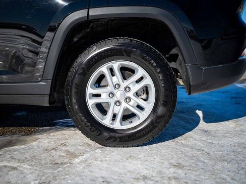 Used 2023 Jeep Grand Cherokee Laredo image 13