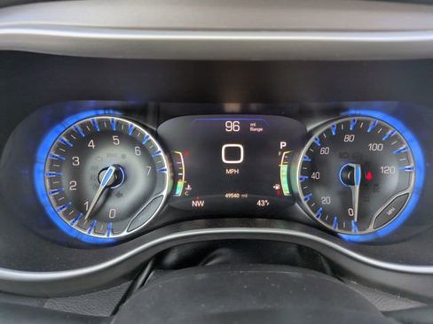Used 2023 Chrysler Pacifica Touring-L FWD image 29