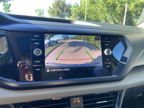 Certified 2022 Volkswagen Taos SE w/ Panoramic Sunroof Package FWD image 21