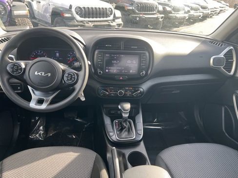 Used 2022 Kia Soul LX image 18