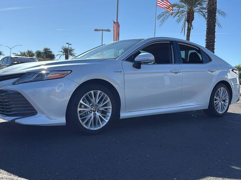Used 2020 Toyota Camry XLE image 3