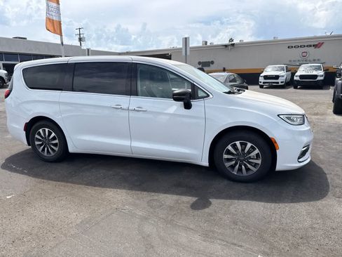 Used 2024 Chrysler Pacifica Limited FWD image 10