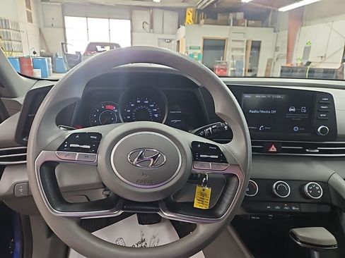 Used 2021 Hyundai Elantra SE image 13