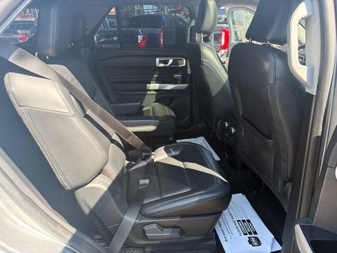 Used 2021 Ford Explorer XLT w/ Equipment Group 202A AWD/4WD image 18