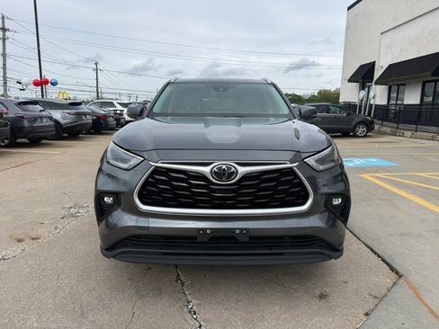 Used 2021 Toyota Highlander XLE AWD/4WD image 2