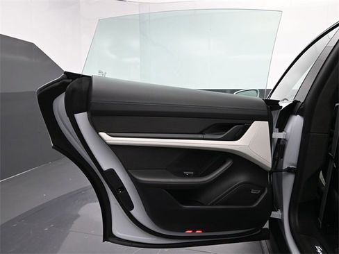 New 2025 Porsche Taycan GTS image 18
