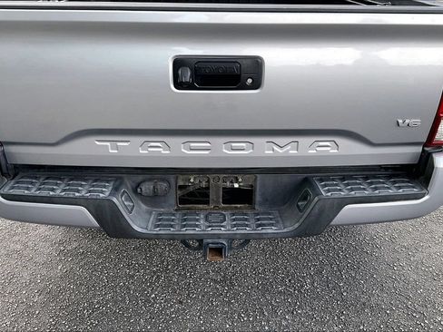 Used 2017 Toyota Tacoma TRD Sport w/ Tow Package RWD image 8