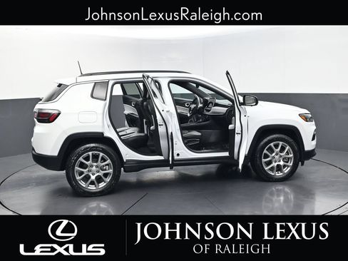 Used 2023 Jeep Compass Latitude w/ Sun and Sound Group AWD/4WD image 32