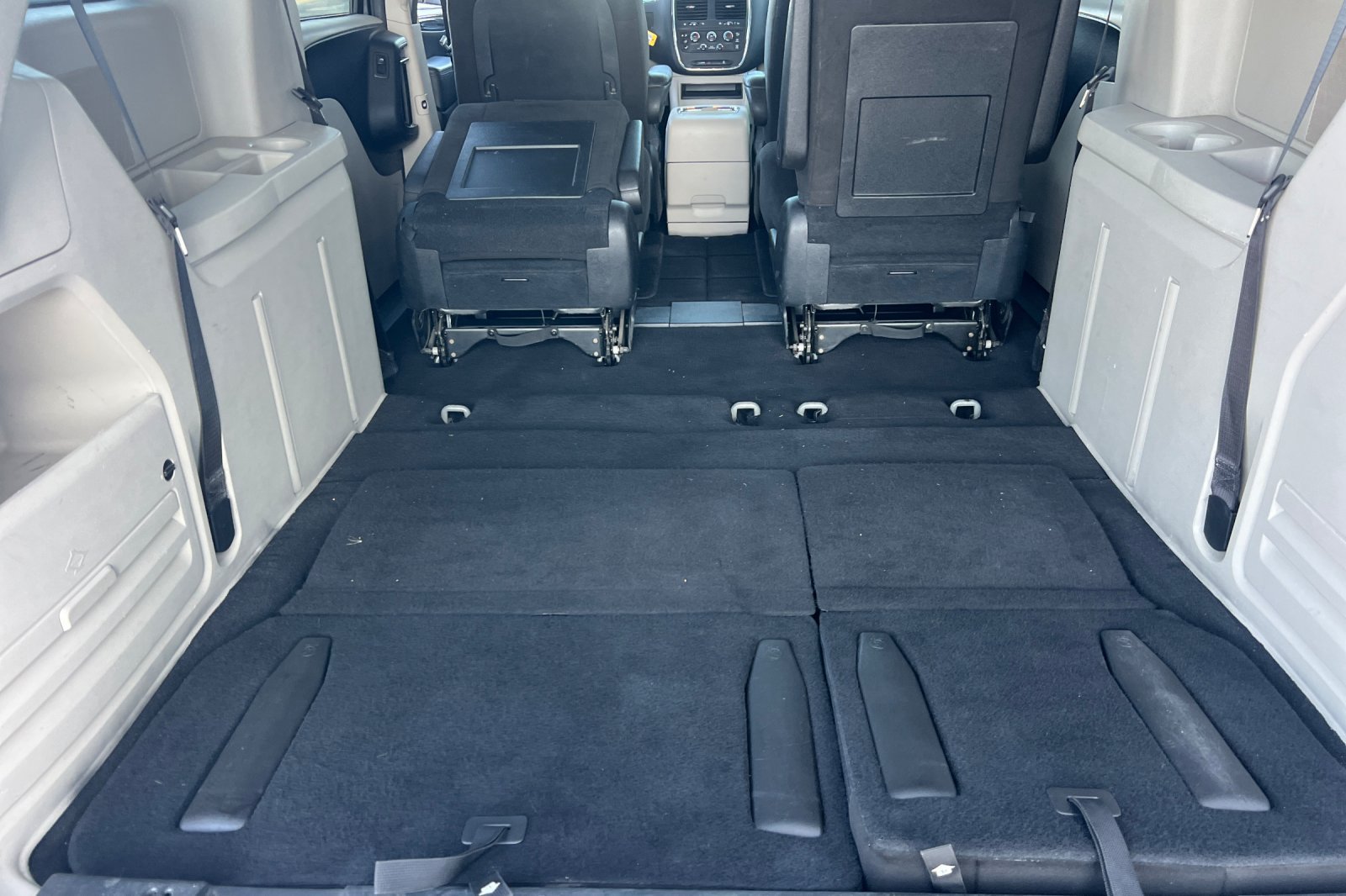 Used 2016 Dodge Grand Caravan SXT w/ UConnect Hands-Free Group FWD image 21