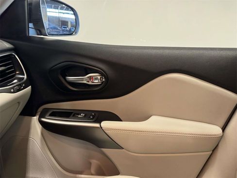 Used 2021 Jeep Cherokee Limited w/ Mopar Interior Package image 33