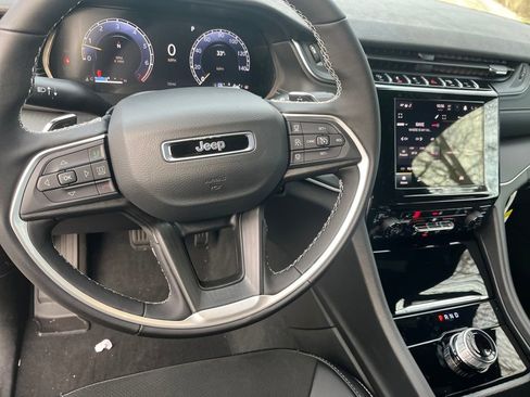 New 2025 Jeep Grand Cherokee Altitude image 9
