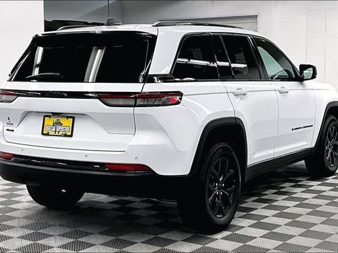 Used 2025 Jeep Grand Cherokee Altitude AWD/4WD image 13