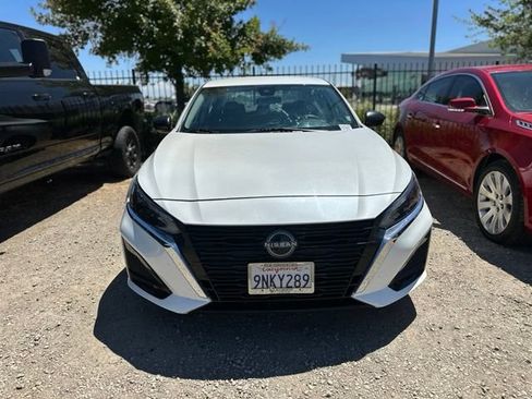 Used 2024 Nissan Altima 2.5 SV FWD image 2
