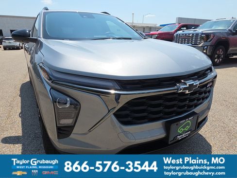 Used 2025 Chevrolet Trax RS FWD image 11