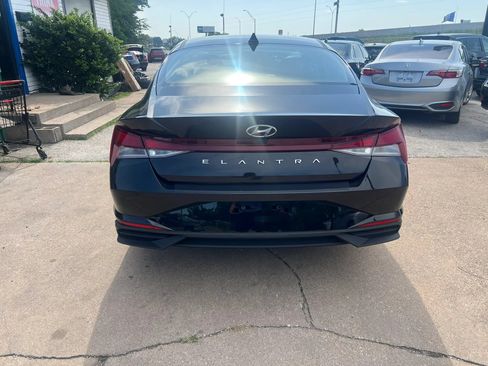 Used 2023 Hyundai Elantra SE FWD image 4