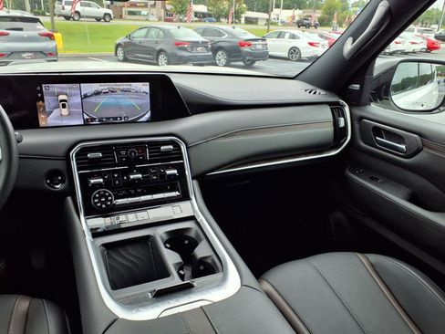 Used 2025 Nissan Armada SL w/ Captain's Chari Seat Package image 19