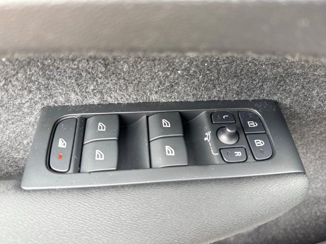 Certified 2024 Volvo XC40 B5 Core AWD/4WD image 18