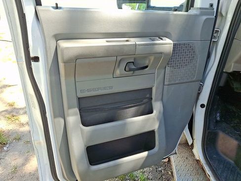 Used 2013 Ford E-450 and Econoline 450 Super Duty w/ Ambulance Prep Pkg RWD image 8