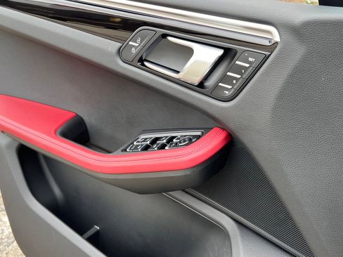 Certified 2023 Porsche Macan image 30