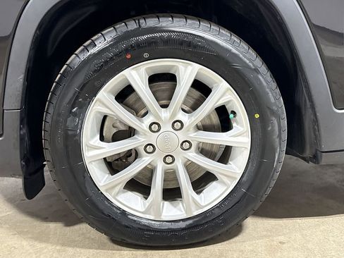 Used 2020 Jeep Cherokee Latitude w/ Cold Weather Group FWD image 26