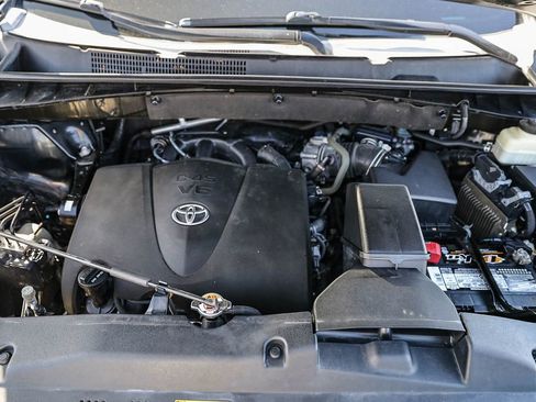 Used 2017 Toyota Highlander SE w/ Carpet Mat Package AWD/4WD image 26